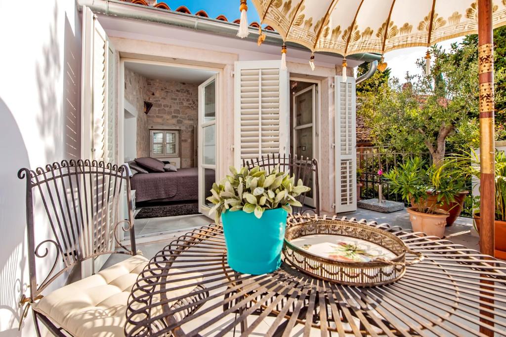 Seaview House Rosali